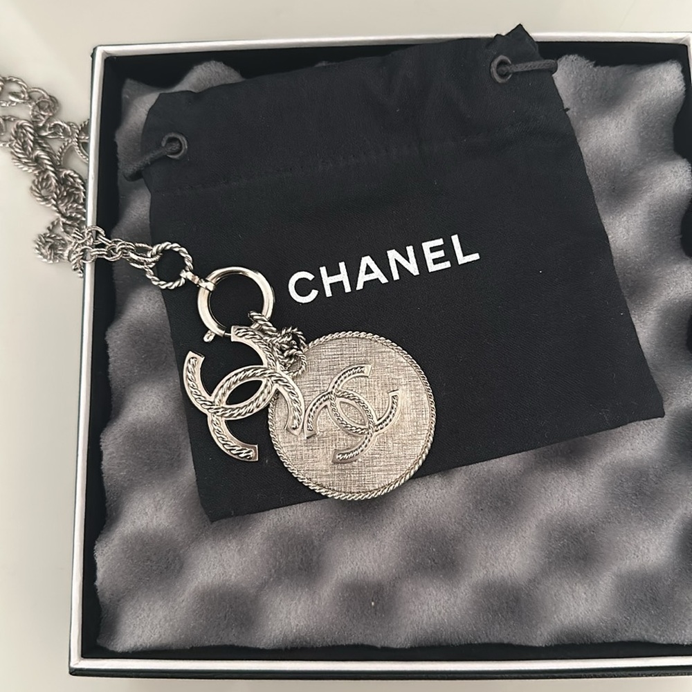 CHANEL - Picture 4 of 6